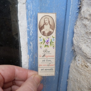 Ancienne carte cellulloid peinte à la main et ruban rose pâle + médaille