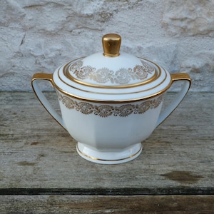 Azucarero antiguo francés de porcelana blanca y dorada de Limoges, Francia, 1920