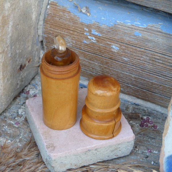 Bottiglia di profumo francese antica vintage con tappo di vetro in custodia di copertura della scatola di legno treen