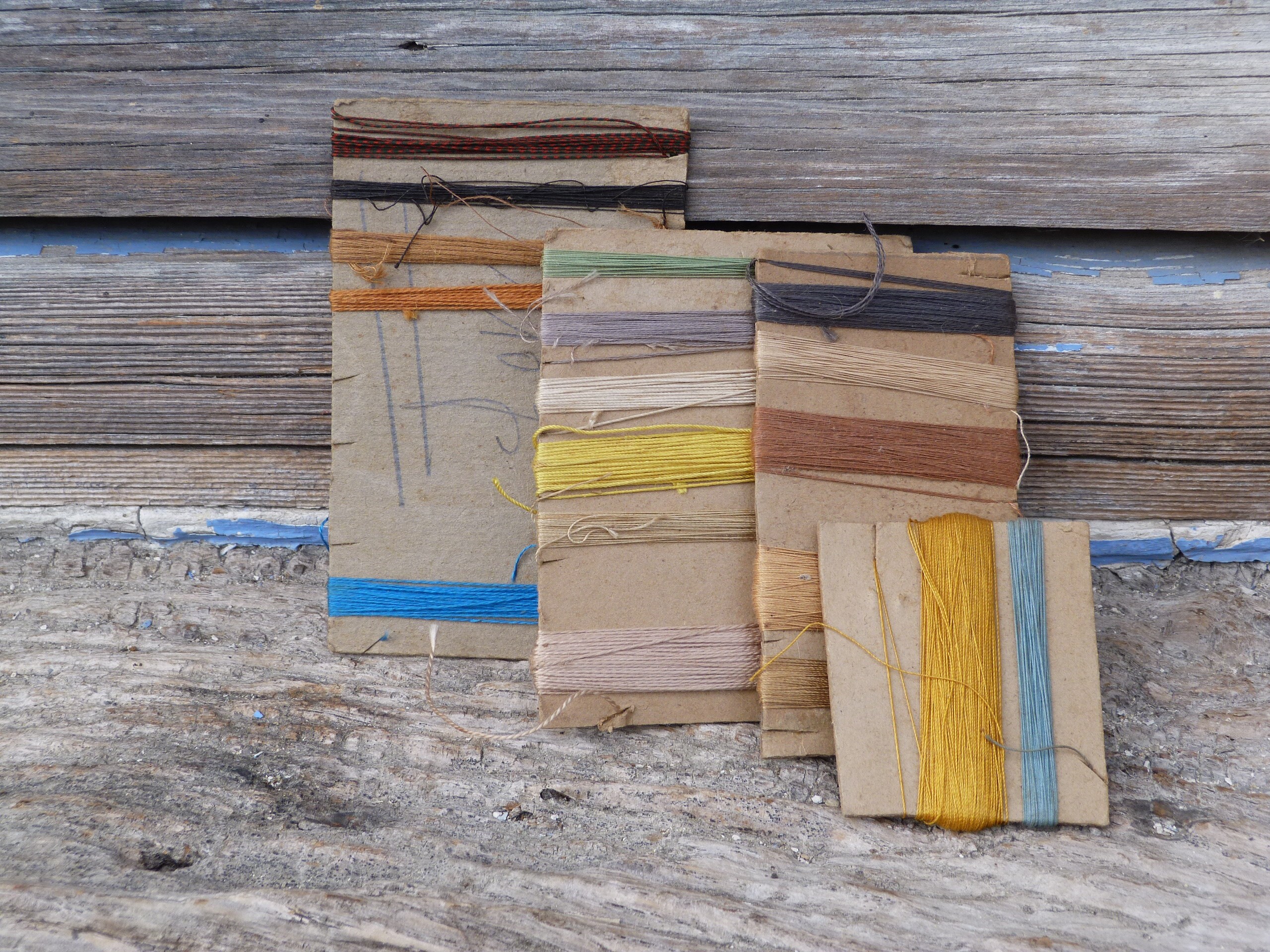 Ensemble de Fils Anciens sur Cartons