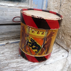 Vintage oude Europese kartonnen doos trommelvorm met wapenbeer en kroon uit Duitsland? Berlijn?