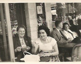 Vintage Antique antigua fotografía real francesa en blanco y negro 1950 mujeres en el café bar terasse París