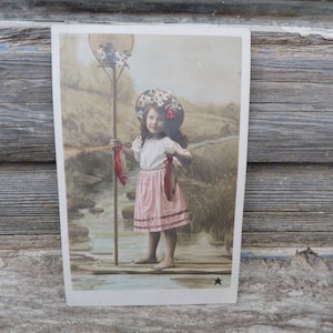 Carte postale 1900   Photo recoloriée Fillette et poisson Paques