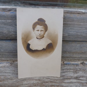 Carte postale 1900 Jeune fille sepia