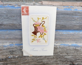 Antigo cartão postal francês antigo de 1900/1910 em relevo adornado com tecido de organdi bordado à mão Feliz ano novo