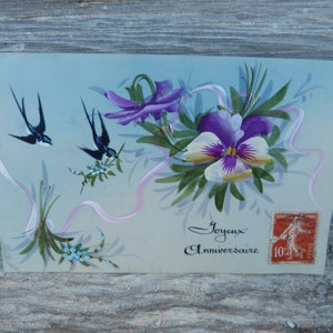 Carte postale 1900 en celluloid painte à la main   Hirondelles et Pensées