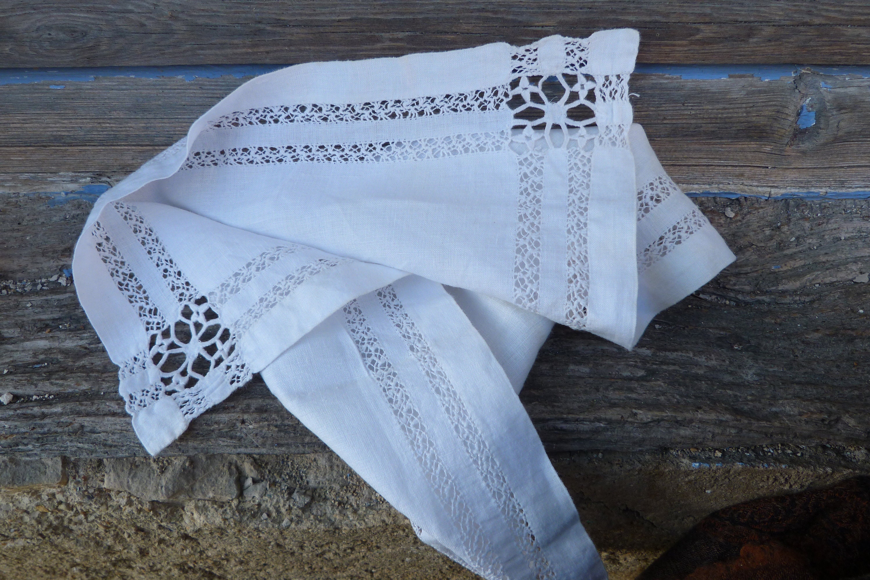 Joli napperon ancien, brodé main, broderie Richelieu