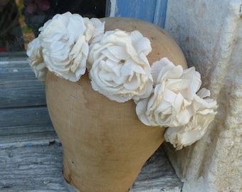 Diadema/corona vintage francesa de 1900 con flores de tela color crema, ideal para novias o primeras comuniones.
