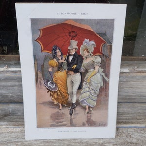 Könnte beinhalten: Eine Vintage-Illustration von drei Personen, die unter einem roten Regenschirm im Regen spazieren gehen. Die Personen sind in Kleidung aus dem 19. Jahrhundert gekleidet. Die Illustration trägt den Titel "Au Bon Marché - Paris" und ist mit "Lavisse" signiert.