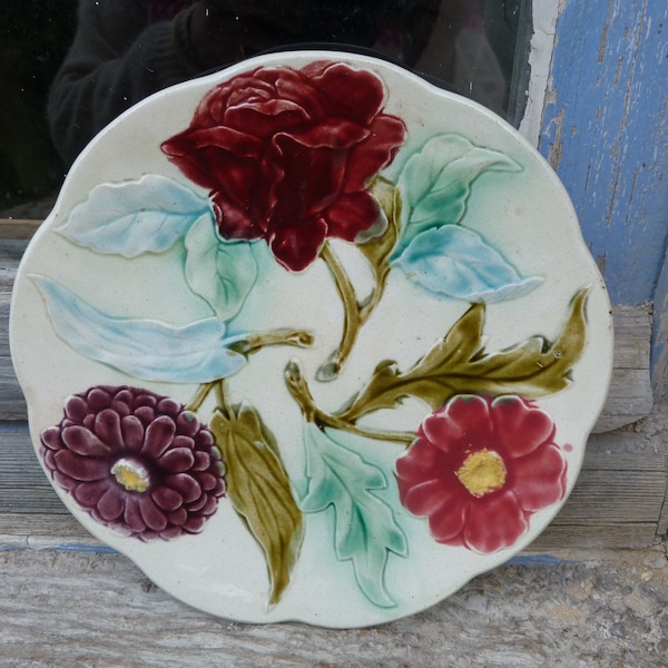 Assiette en barbotine motif fleurs