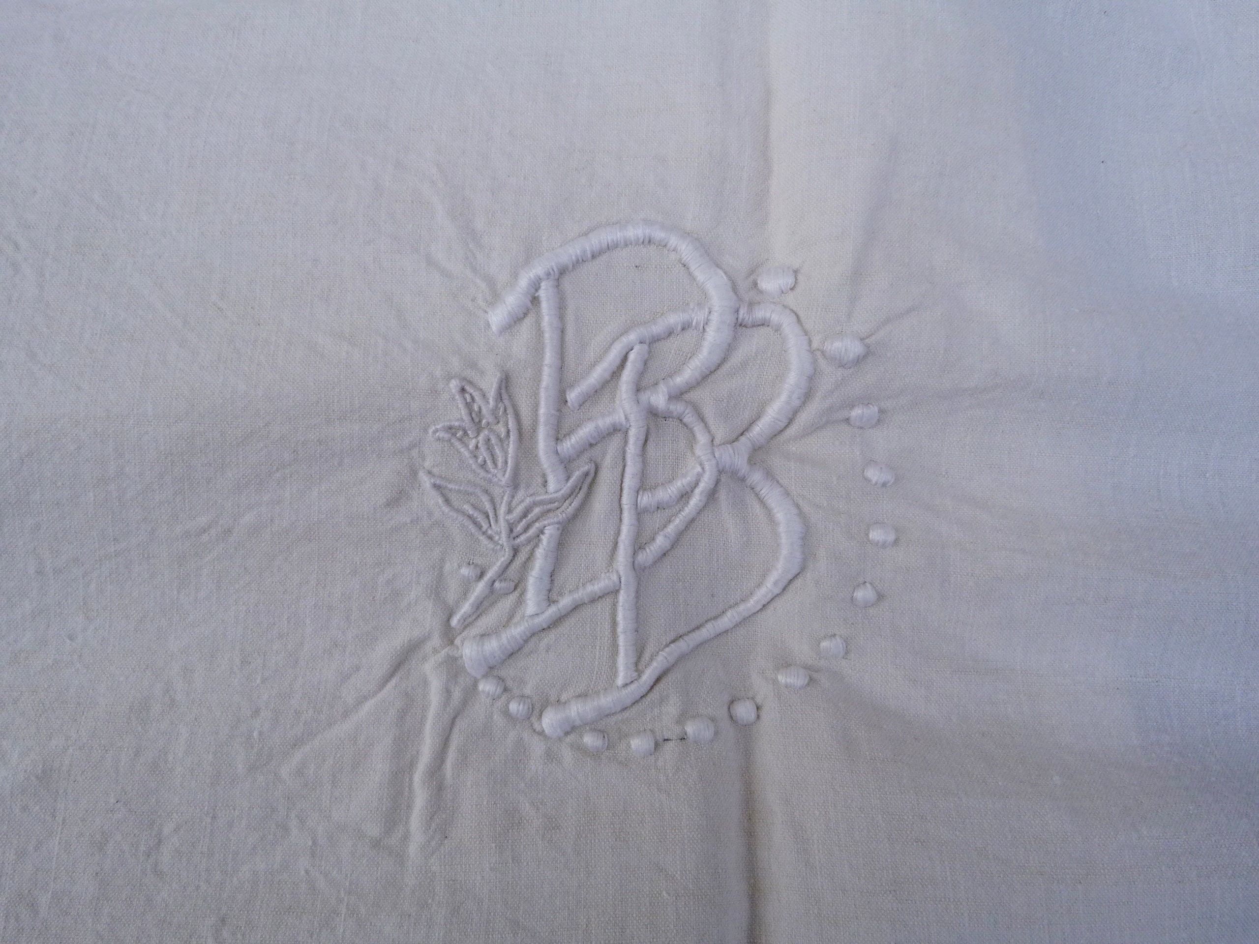 Drap en Lin Ancien Ecru avec Monogramme Brodé Bb