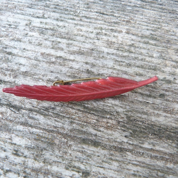 Vintage 1960/1970 hard plastic brooch red feather - image 1