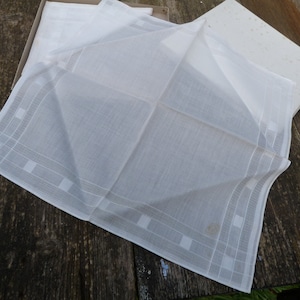 Ancienne boite en carton années 20/30 2 mouchoirs en coton blanc
