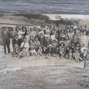 Cartolina d'epoca del 1900, fotografia reale in bianco e nero di un enorme gruppo di persone