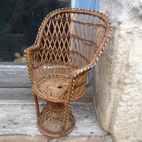 Fauteuil ancien en rotin pour poupée