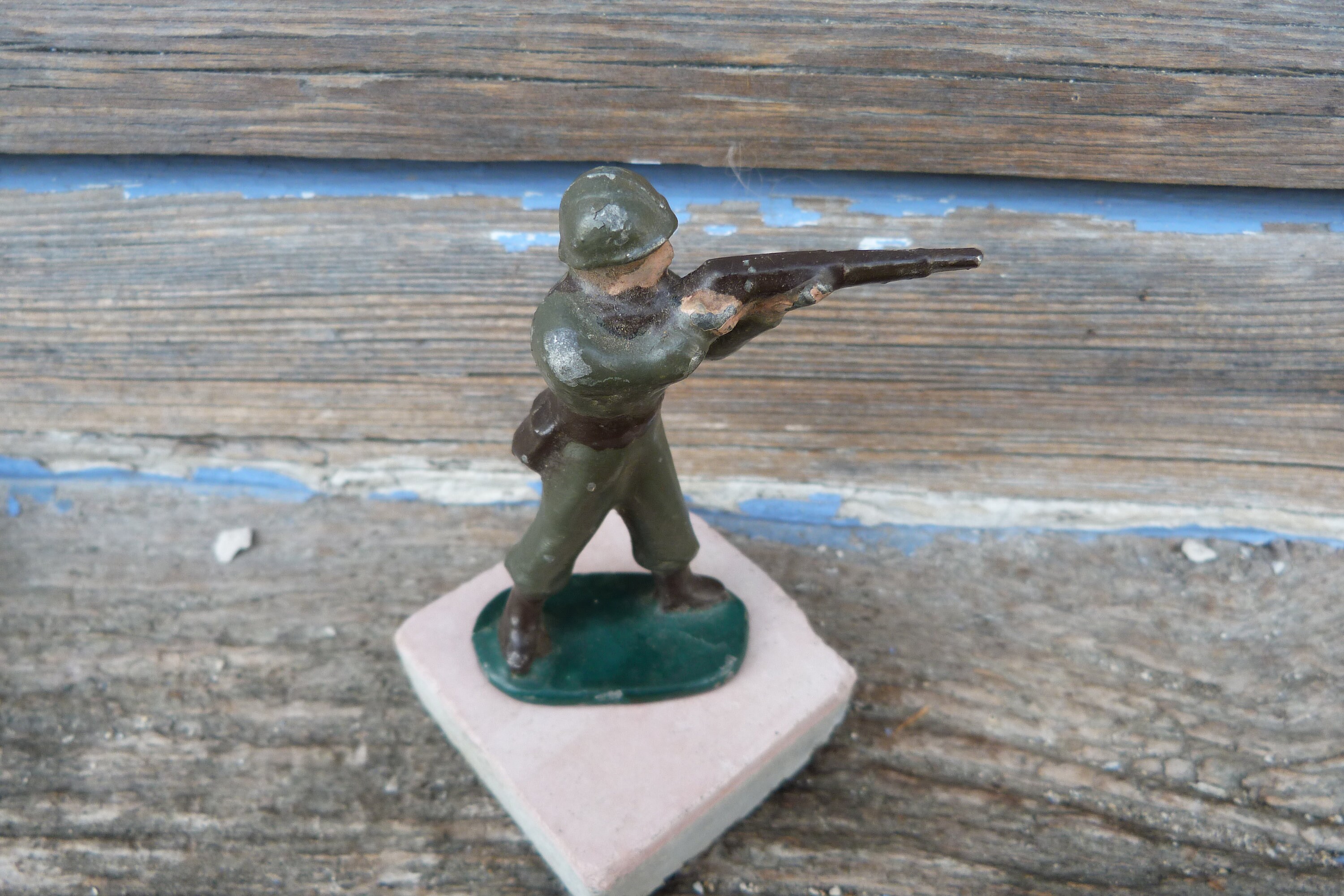 Diecast soldiers store