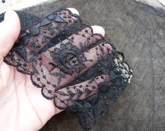 Vintage 1900s old French  example of embroidered black lace for fashion merchant