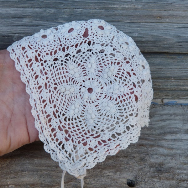 Ancien fin XIXème bonnet de bébé dentelle crochet  écru fait main