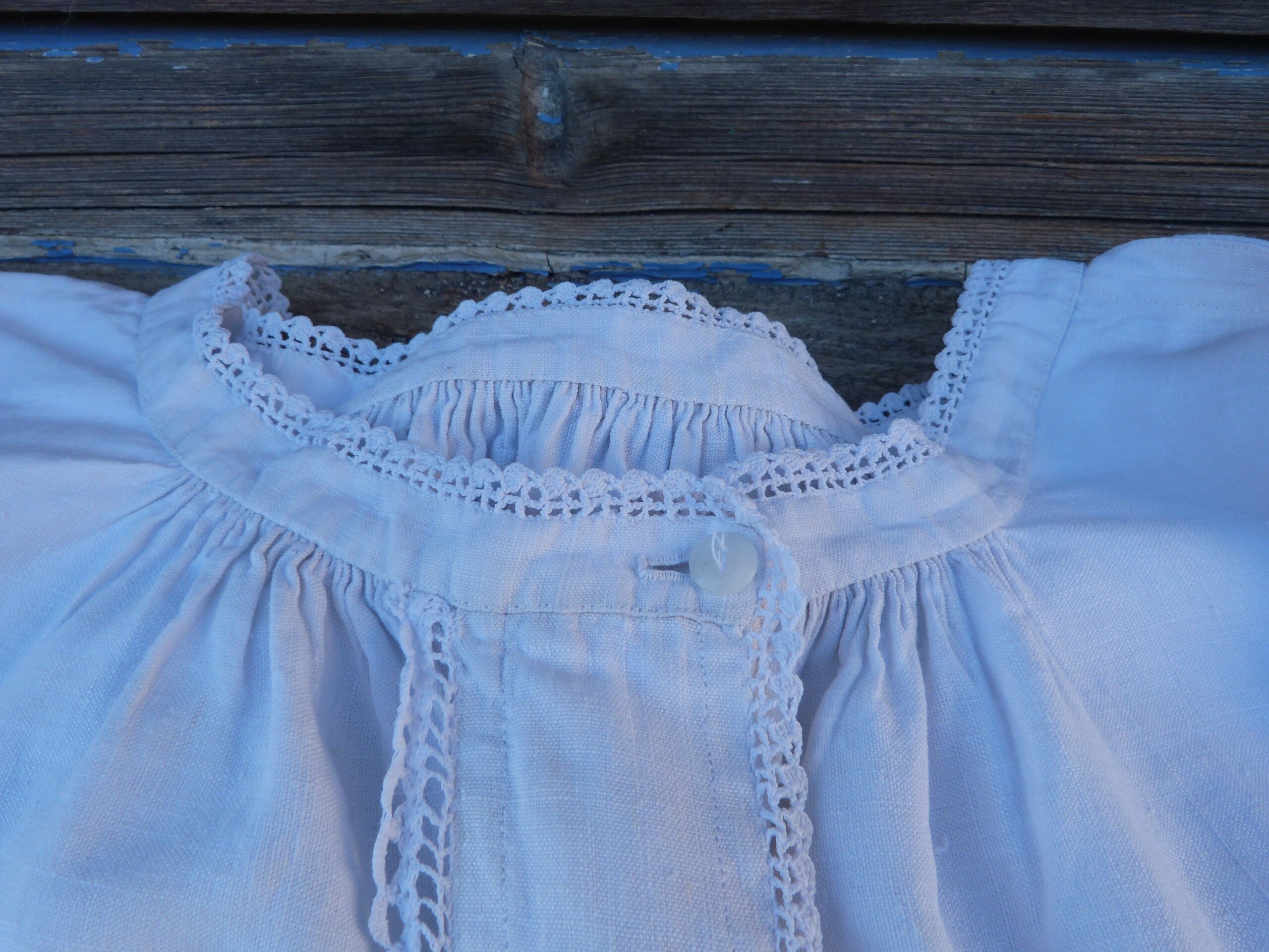 Chemise Femme en Pur Lin Blanc Cassé Venant d'un Couvent Monogram et Dentelle