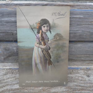 Ancienne carte postale 1er avril fillette et poisson vrai photo recoloriée
