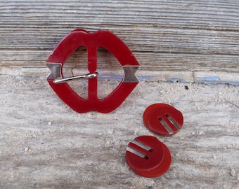 Vintage old French Art deco 1940 red and silver  plastic buckle + 2 assorted buttons