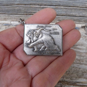 Vintage  metallic advertising  keychain  "Je ne fume que le Nil " paper , cigarette paper by Capiello