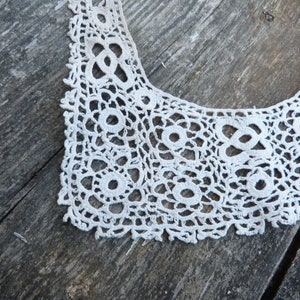Vintage old French Victorian Edwardian off white cotton crochet lace collar for child image 2