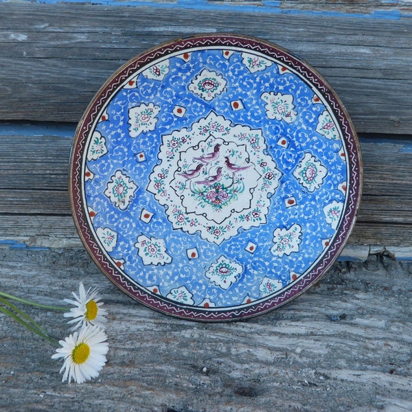 Assiette en métal émaillé bleue avec motifs oiseaux