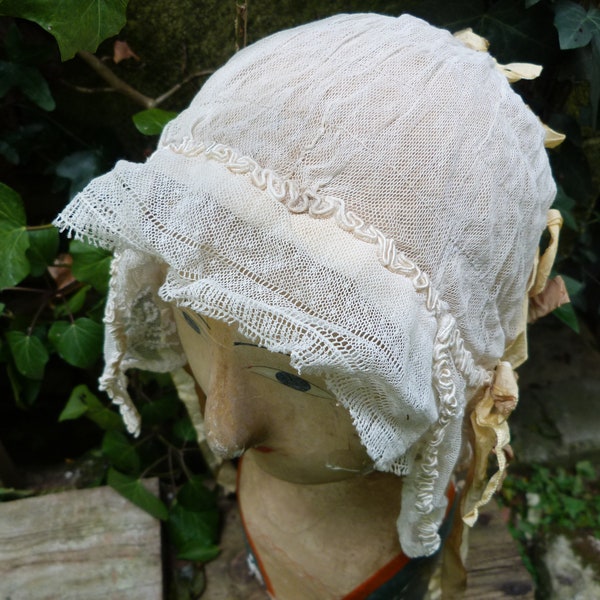 Coiffe ancienne  tulle de coton écru brodée avec dentelle rubans et fleurs d'oranger