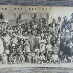 Carte postale 1900  noir et blanc groupe de personnes