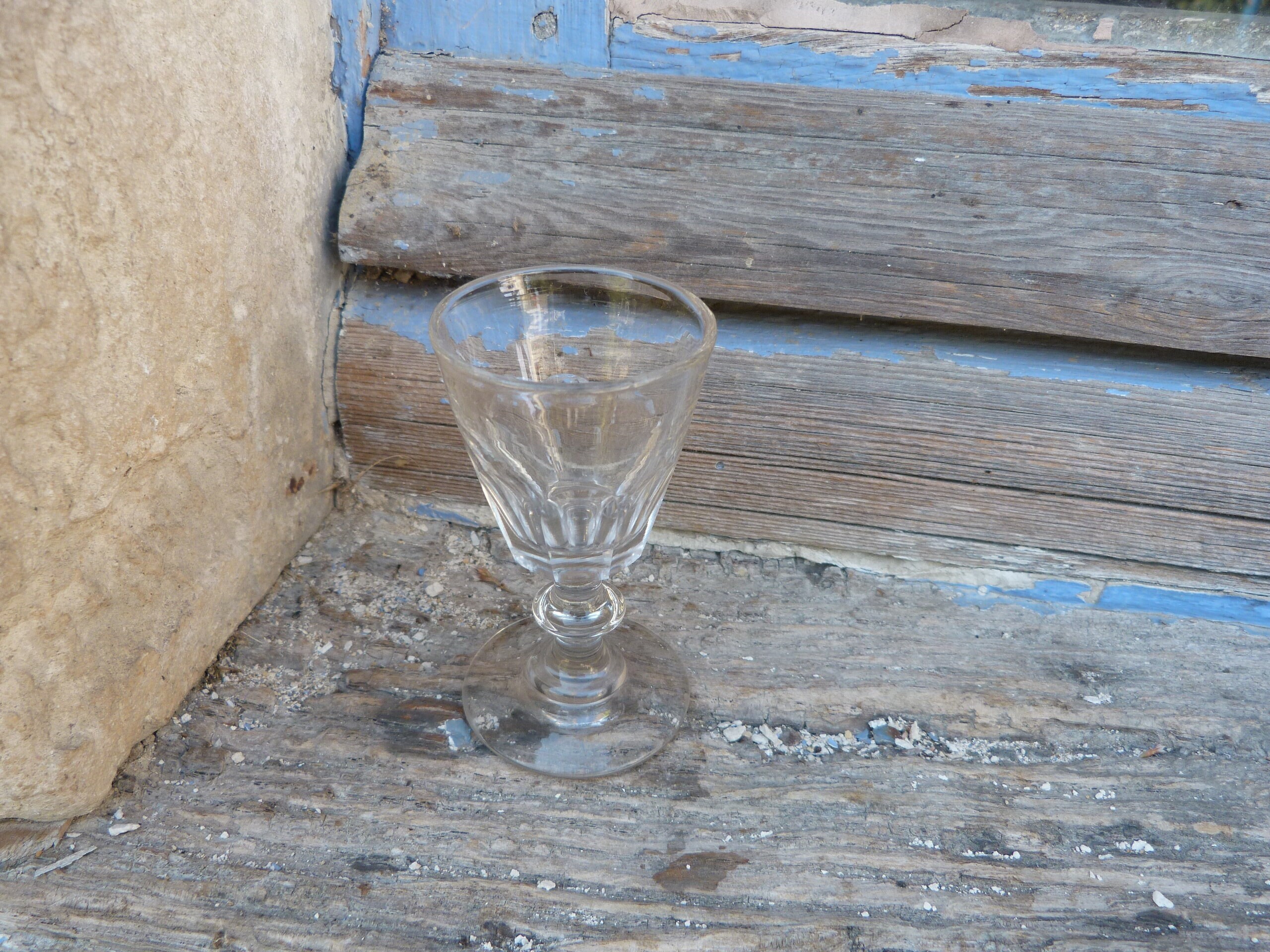 Un Petit Verre à Pied Ancien en Pour Liqueur