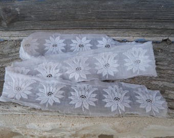 ヴィンテージの古いフランス製、手刺繍の白いオーガンジーコットン、女性のボンネットのベールの一部、ヴァンデ地方の地域主義者向け、30.8 x 1.8 インチ