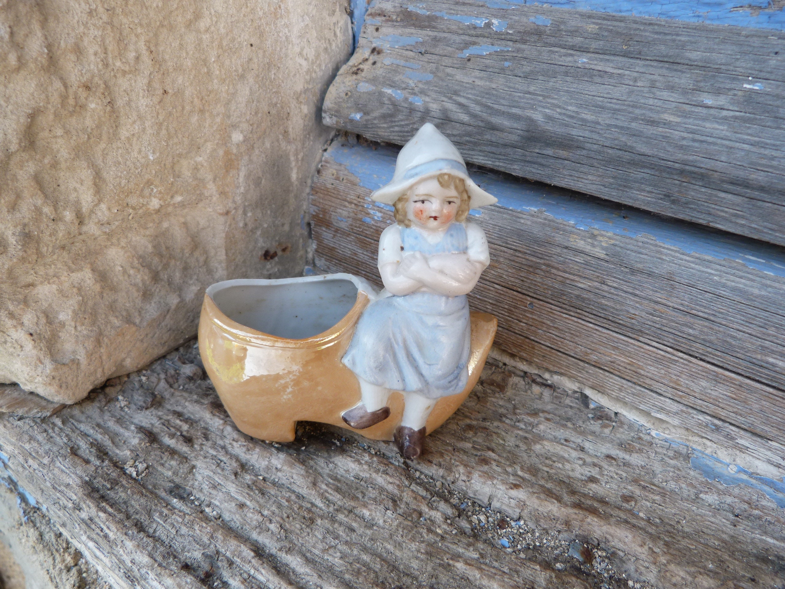 Ancienne Figurine en Porcelaine Brillante Fillette sur Sabot Géant