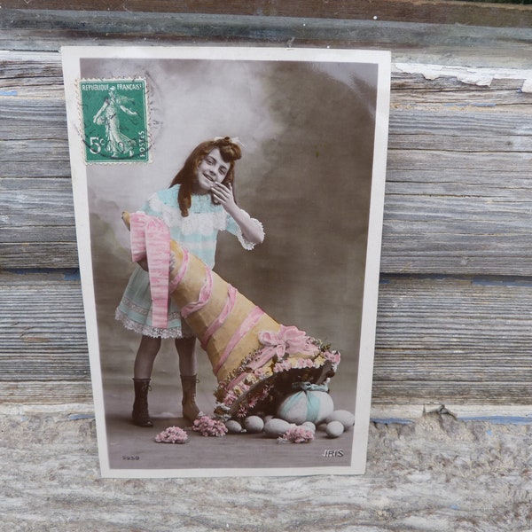 Carte postale 1900   Photo recoloriée Enfant Petite fille Paques