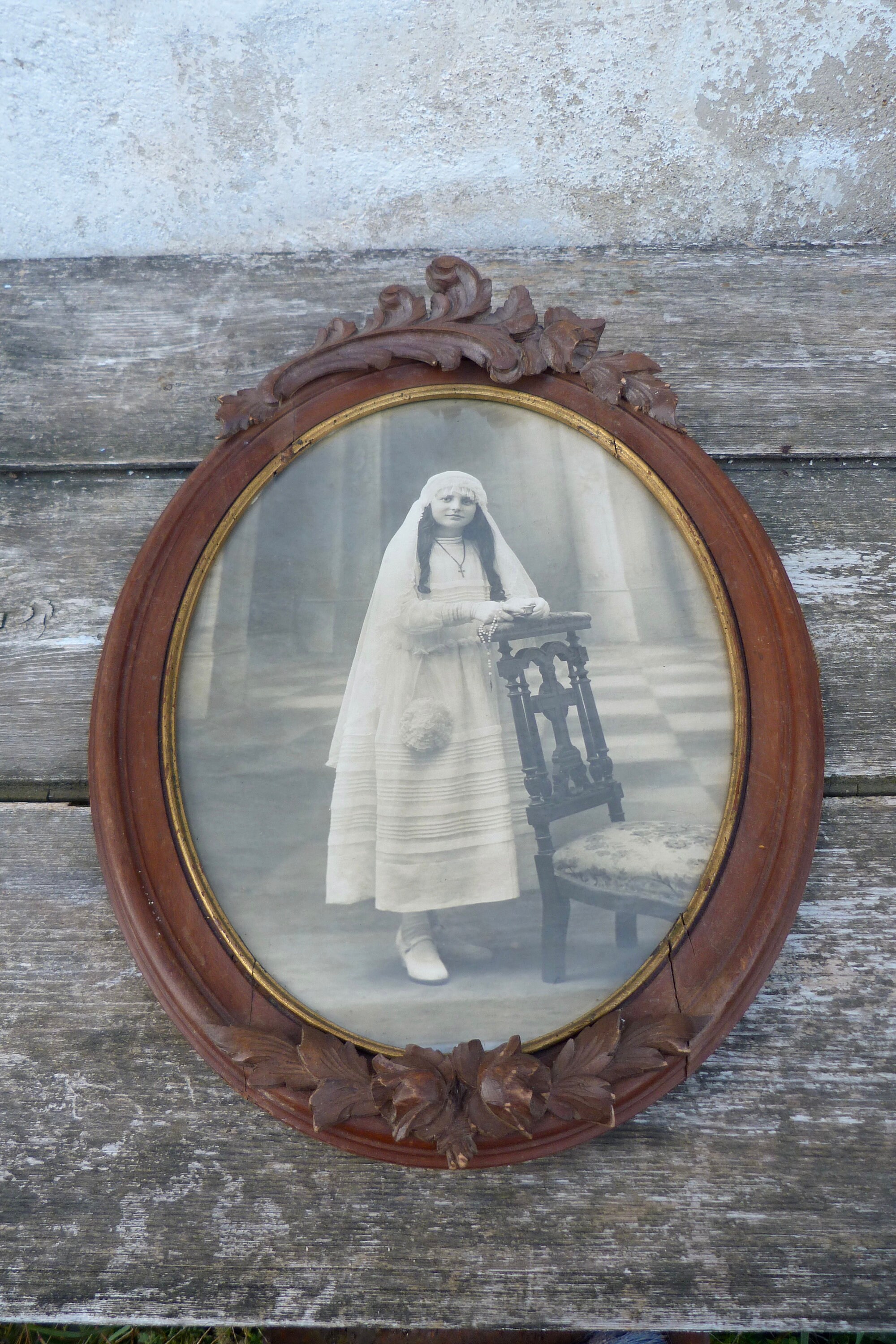 Photographie Dans Grand Cadre Oval en Bois Travaillé 1900/1920 Communiante