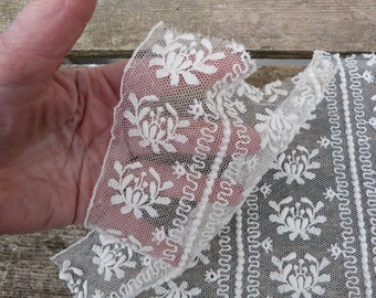 Vintage 1900s old French embroidered cream net and lace piece