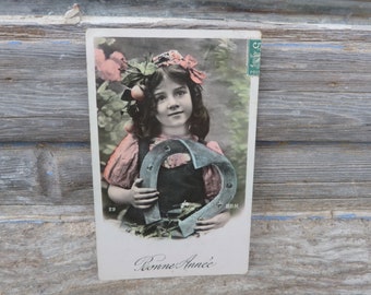 Cartão postal vintage de 1900 recolorido fotografia real Girl Bonne Année