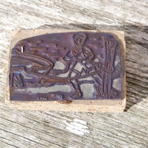 Vecchia stampante francese d'epoca con inchiostro su carta, illustratori di timbri in legno e gomma al lavoro in fattoria