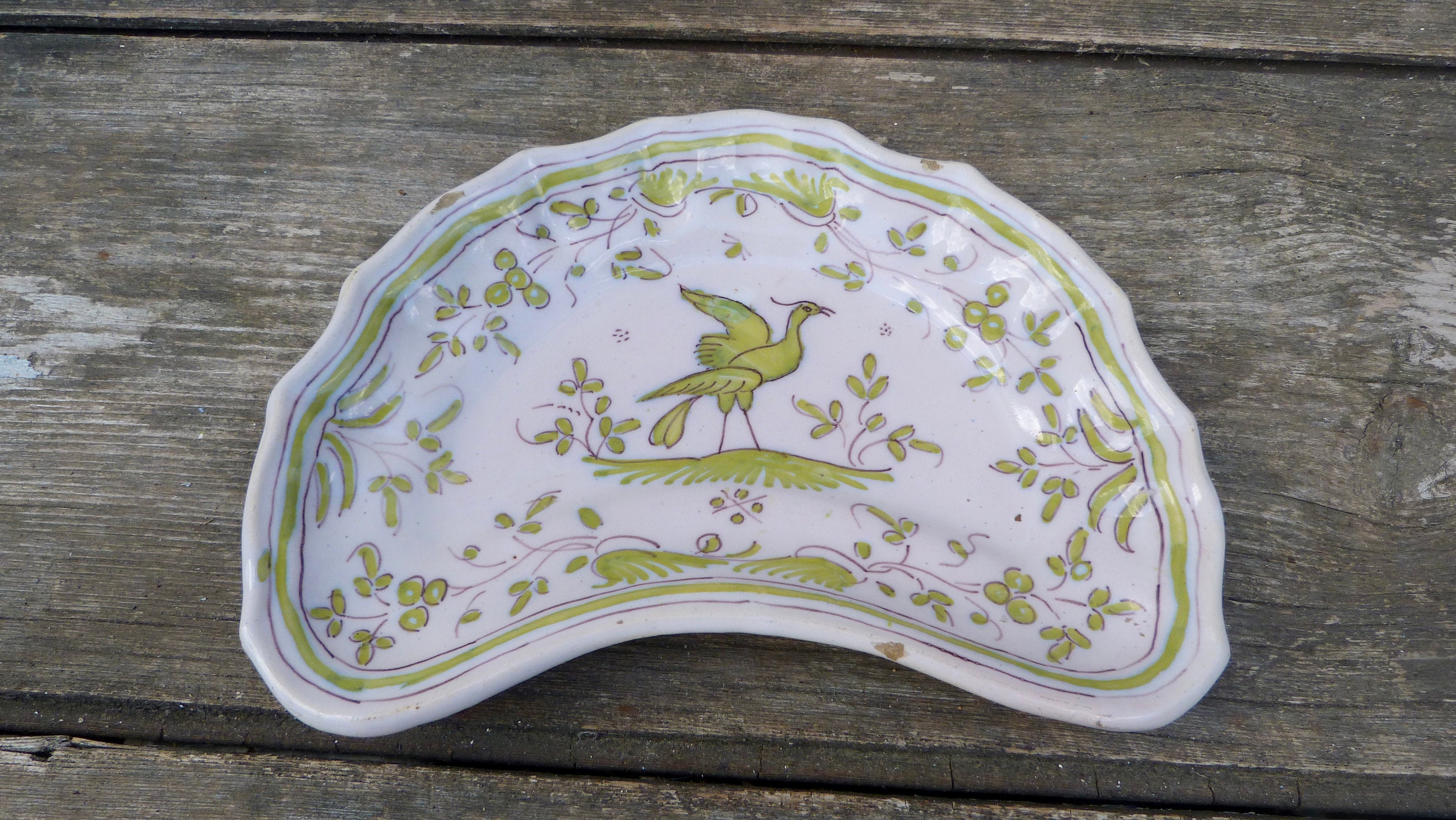 Plat Ravier en Faience Xviii Moustier Olery A Decor Oiseau de Paradis Vert