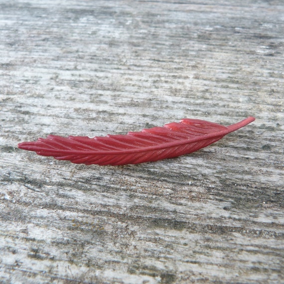 Vintage 1960/1970 hard plastic brooch red feather - image 2