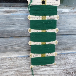 Ensemble de fils anciens sur cartons vert