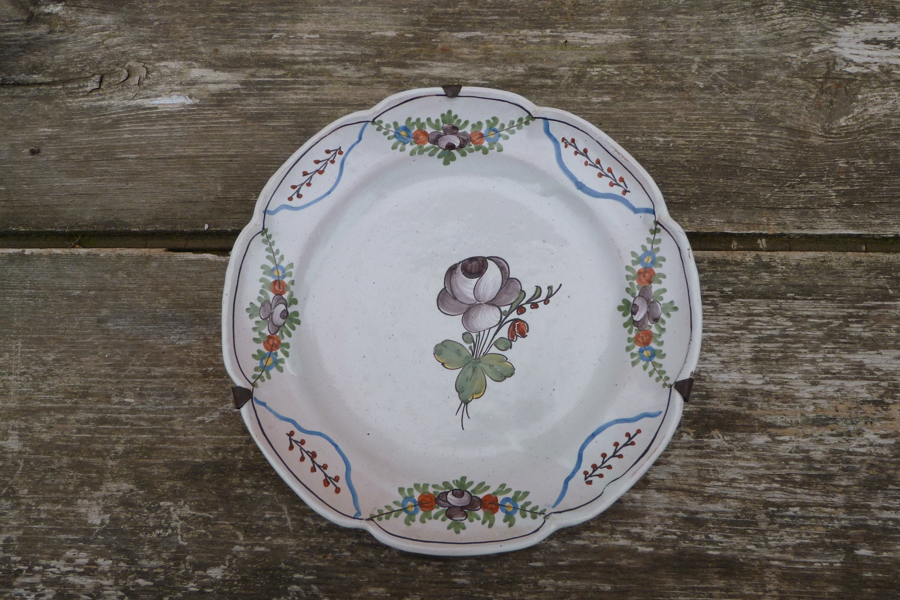 Assiette Xviiieme La Rochelle en Faience Petit Feu Motif Rose et Guirlandes