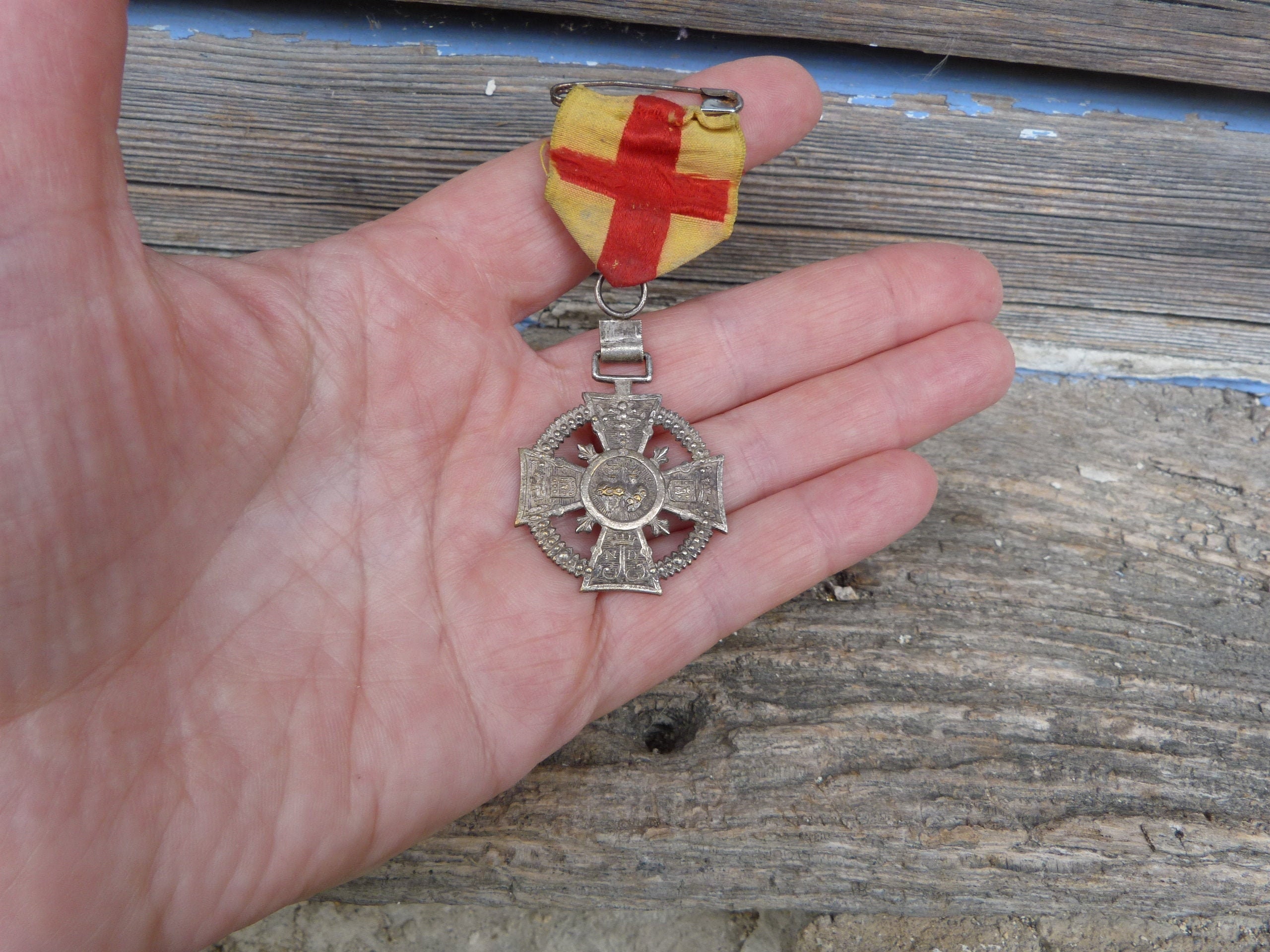 Ancien Reliquaire Ex Voto Médaille Sacré Coeur sur Ruban Croix Rouge