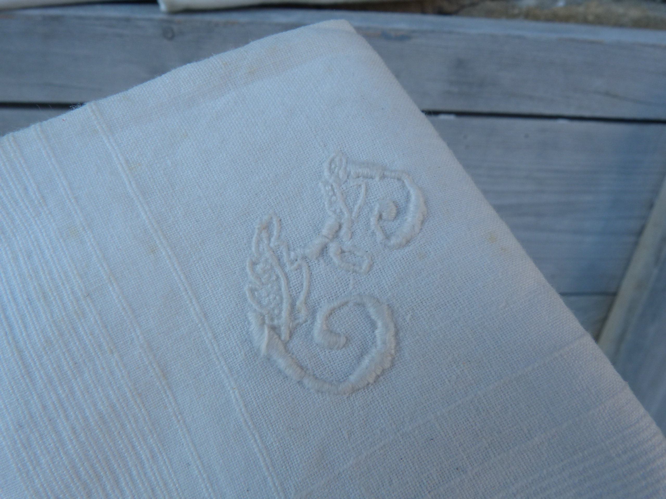 9 serviettes anciennes en lin blanc brodées main Tissu - Vendu