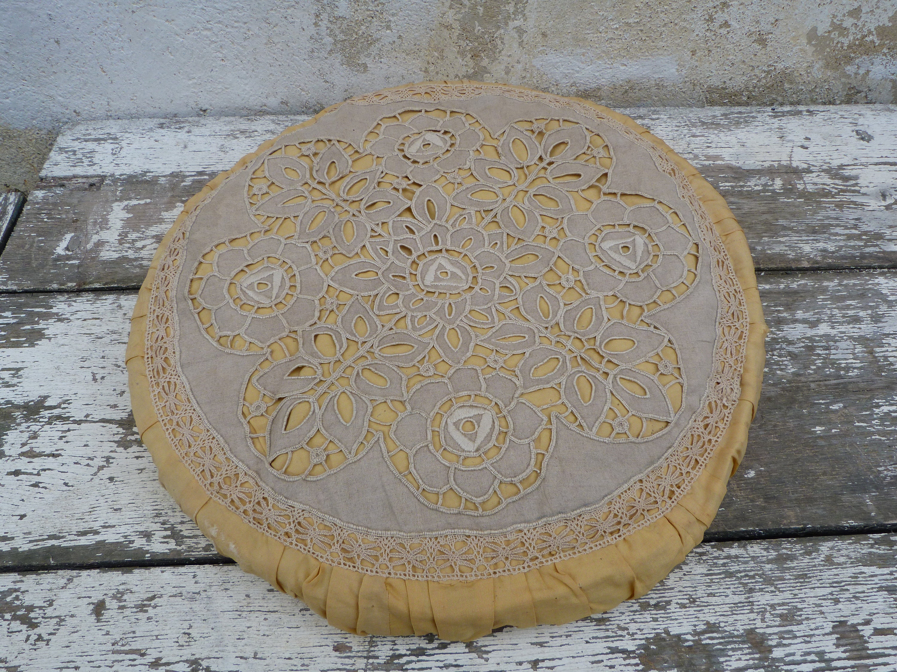 Vintage Antique Coussin en Lin Brodé Ajouré sur Soie Jaune