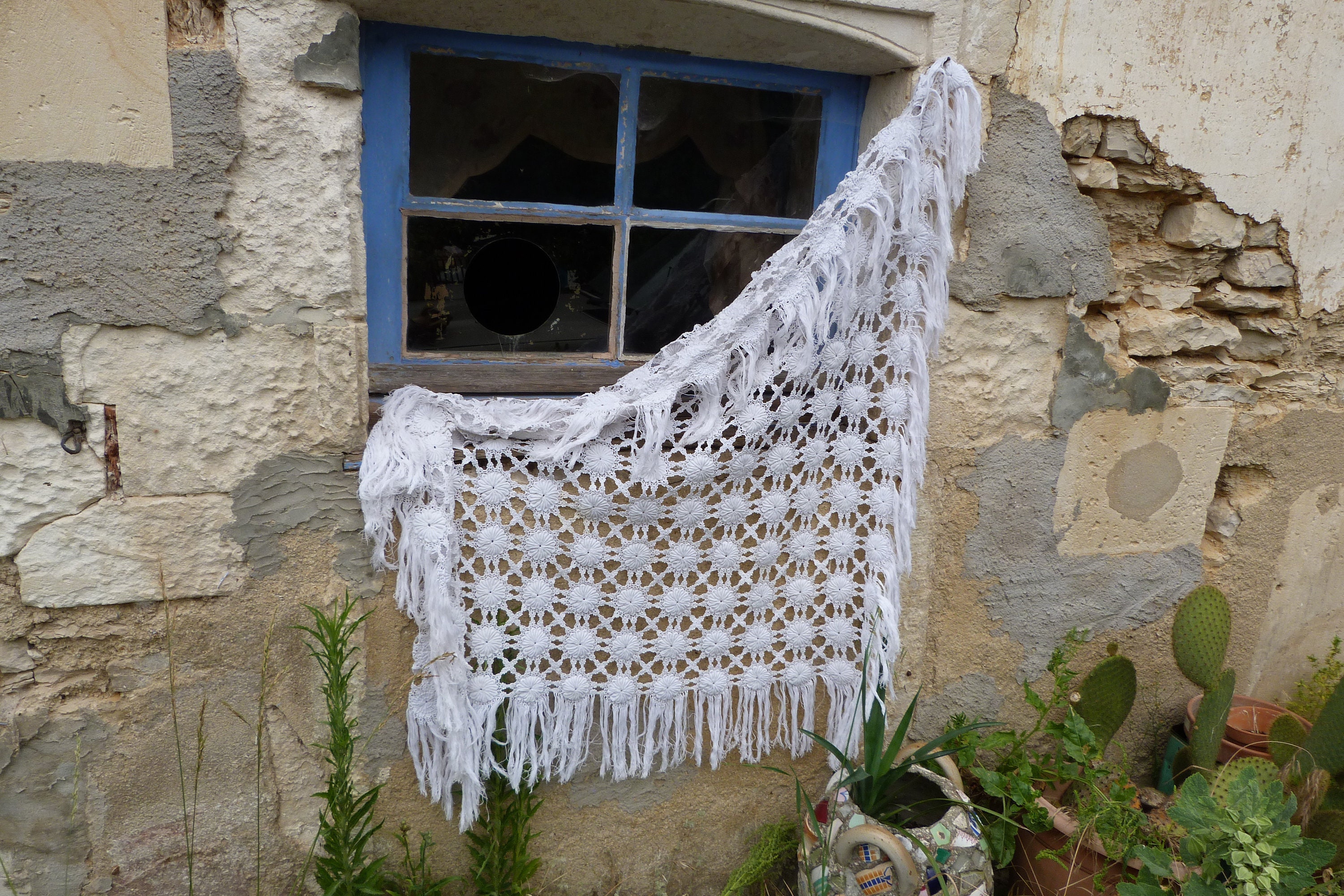 Ancien Dessus de Table en Crochet et Rubans Coton Formant Marguerites