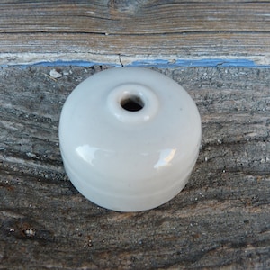 Può includere: Rosetta per soffitto in ceramica bianca con un foro al centro.