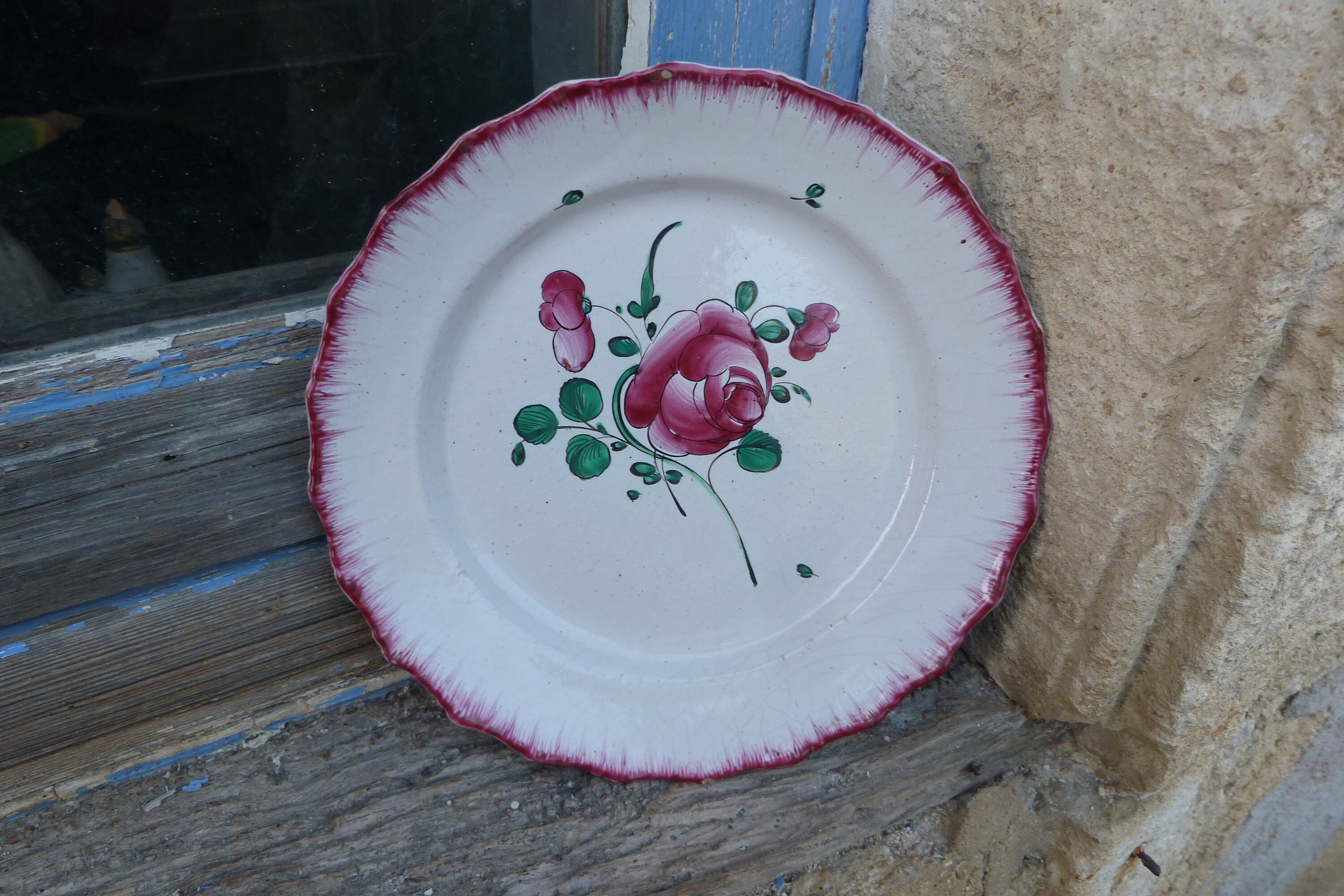 Assiette Chantournée Xviiieme La Rochelle en Faience Petit Feu Motif Rose