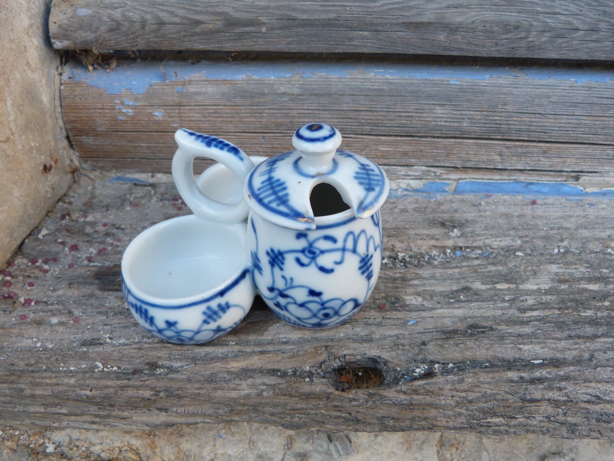 Moutardier Sel et Poivre Serviteur en Faience de St Uze Motifs Floraux Bleus