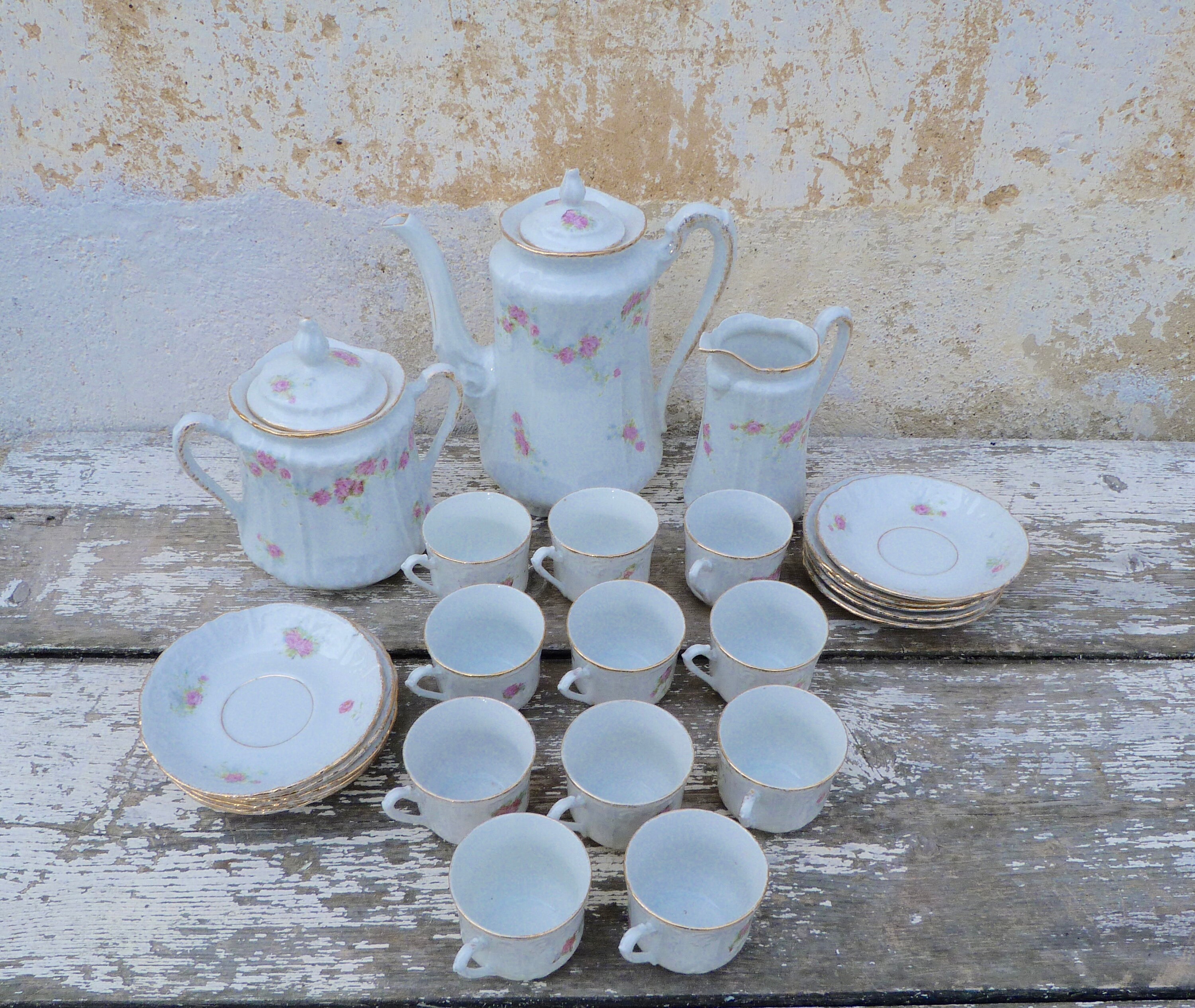 Ancien Service à Café en Porcelaine Blanche et Rose